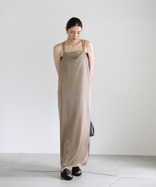select MOCA（セレクトモカ）の「バッククロスサテンキャミワンピース（ワンピース・レディース・グレイッシュベージュ/ブラウン/ブラック・MEDIUM/LARGE）」の14枚目の写真