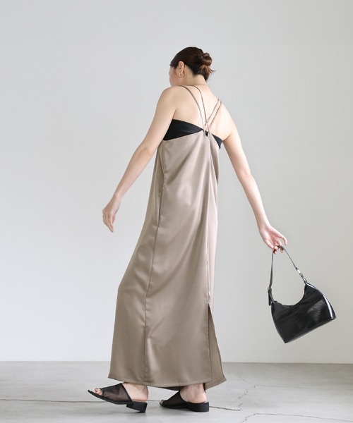 select MOCA（セレクトモカ）の「バッククロスサテンキャミワンピース（ワンピース・レディース・グレイッシュベージュ/ブラウン/ブラック・MEDIUM/LARGE）」の17枚目の写真