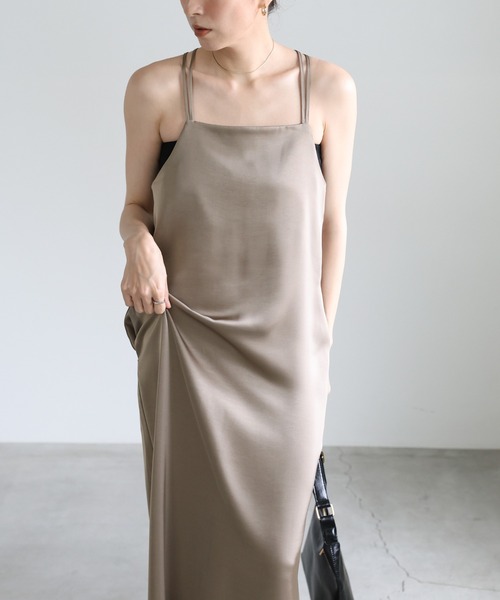 select MOCA（セレクトモカ）の「バッククロスサテンキャミワンピース（ワンピース・レディース・グレイッシュベージュ/ブラウン/ブラック・MEDIUM/LARGE）」の18枚目の写真