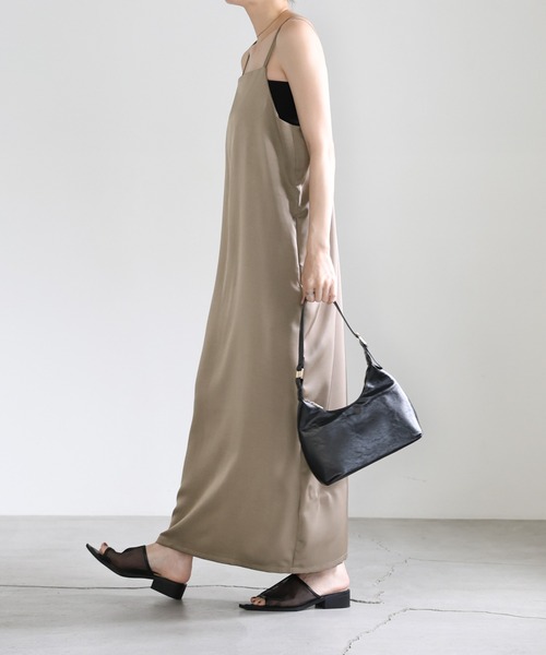 select MOCA（セレクトモカ）の「バッククロスサテンキャミワンピース（ワンピース・レディース・グレイッシュベージュ/ブラウン/ブラック・MEDIUM/LARGE）」の20枚目の写真
