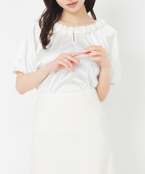 SELFIST(セルフィスト)の「フラワーモチーフブラウス フリル オケージョン 夏服 半袖 フェミニン(シャツ/ブラウス・レディース・オフホワイト/ブラック/サーモンピンク・フリー)」の2枚目の写真