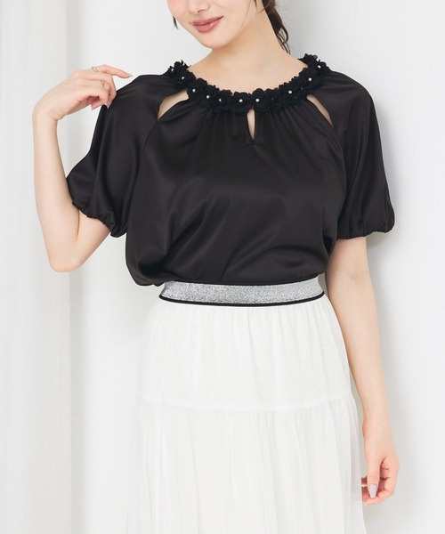 SELFIST(セルフィスト)の「フラワーモチーフブラウス フリル オケージョン 夏服 半袖 フェミニン(シャツ/ブラウス・レディース・オフホワイト/ブラック/サーモンピンク・フリー)」の1枚目の写真