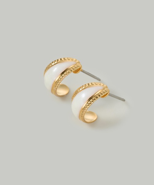 Jolie Toujours(ジョリトゥジュール)の「〈K18GP〉エッジラインエポフープピアス(ピアス(両耳用)・レディース・オフホワイト/グレー・FREE)」の2枚目の写真