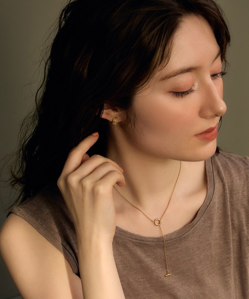 Jolie Toujours(ジョリトゥジュール)の「〈K18GP〉エッジラインエポフープピアス(ピアス(両耳用)・レディース・オフホワイト/グレー・FREE)」の9枚目の写真