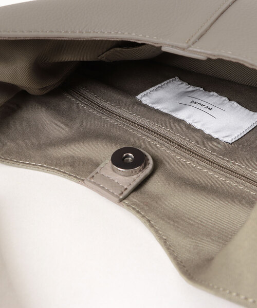 Beau're（ヴュレ）の「BEAURE Vertical ショルダー Bag（ショルダーバッグ・レディース・グレー/シルバー/ブラック/ブラウン・FREE）」の17枚目の写真