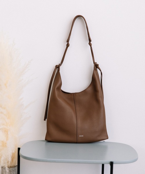 Beau're（ヴュレ）の「BEAURE Vertical ショルダー Bag（ショルダーバッグ・レディース・グレー/シルバー/ブラック/ブラウン・FREE）」の2枚目の写真