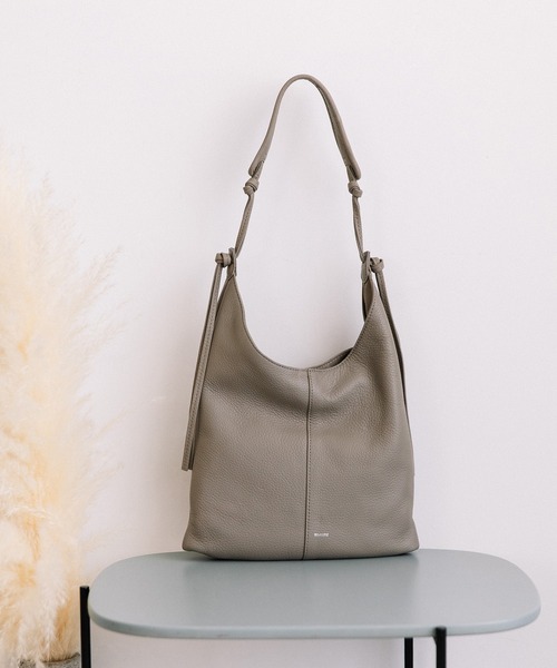 Beau're（ヴュレ）の「BEAURE Vertical ショルダー Bag（ショルダーバッグ・レディース・グレー/シルバー/ブラック/ブラウン・FREE）」の3枚目の写真