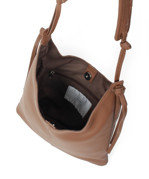 Beau're（ヴュレ）の「BEAURE Vertical ショルダー Bag（ショルダーバッグ・レディース・グレー/シルバー/ブラック/ブラウン・FREE）」の14枚目の写真