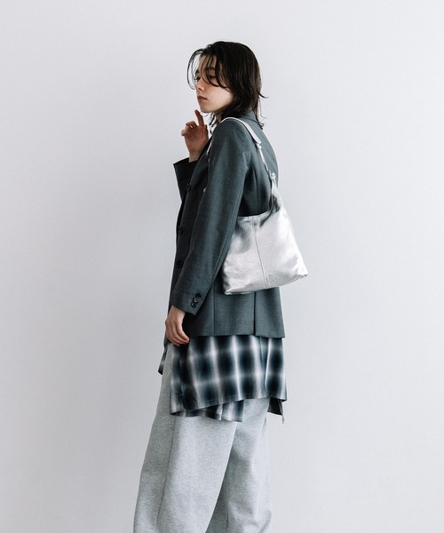Beau're（ヴュレ）の「BEAURE Vertical ショルダー Bag（ショルダーバッグ・レディース・グレー/シルバー/ブラック/ブラウン・FREE）」の21枚目の写真