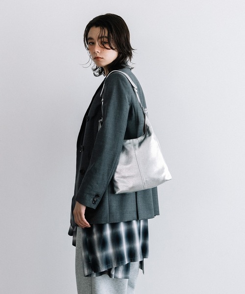 Beau're（ヴュレ）の「BEAURE Vertical ショルダー Bag（ショルダーバッグ・レディース・グレー/シルバー/ブラック/ブラウン・FREE）」の20枚目の写真