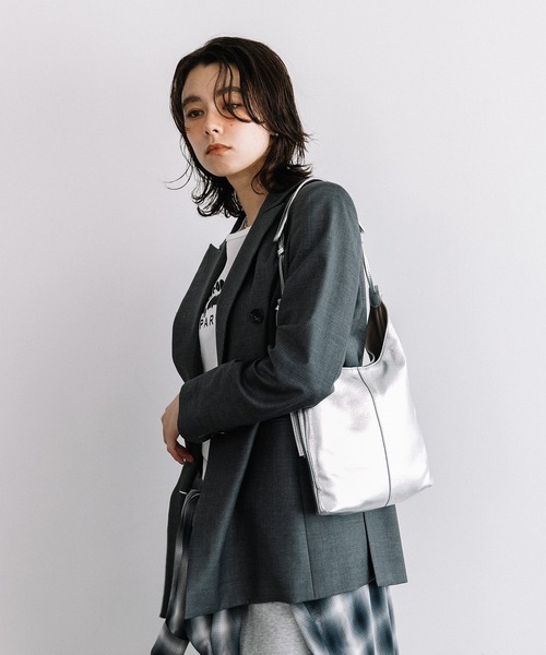 Beau're（ヴュレ）の「BEAURE Vertical ショルダー Bag（ショルダーバッグ・レディース・グレー/シルバー/ブラック/ブラウン・FREE）」の19枚目の写真