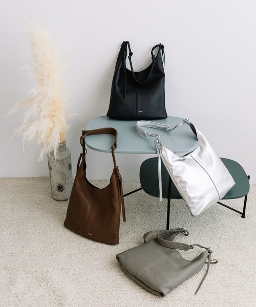 Beau're（ヴュレ）の「BEAURE Vertical ショルダー Bag（ショルダーバッグ・レディース・グレー/シルバー/ブラック/ブラウン・FREE）」の22枚目の写真