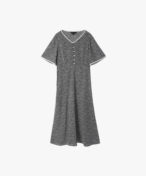 To b. by agnes b.（トゥービーバイアニエスベー）の「フラワープリント 半袖 ワンピース（ワンピース・レディース・ブラック・36/38/40）」の3枚目の写真