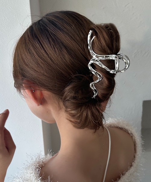 apres jour mignon(アプレジュールミニョン)の「【apresjour mignon×ARIAZ】メタリック風ヘアクリップ(バレッタ/ヘアクリップ・レディース・シルバー/ブラック・ONESIZE)」の1枚目の写真