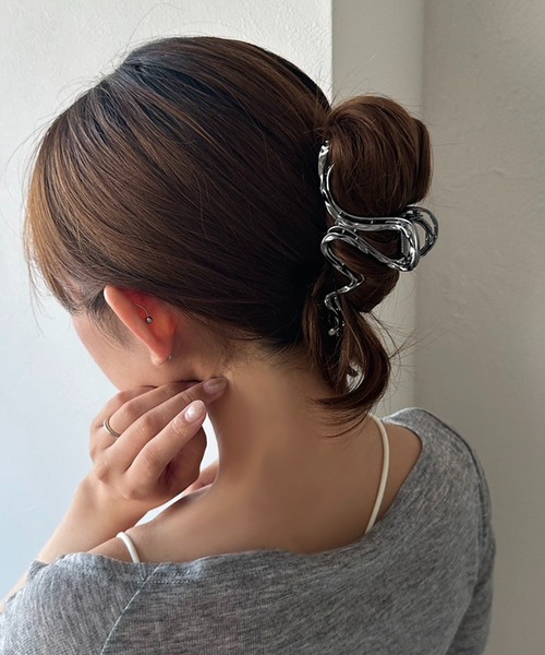 apres jour mignon(アプレジュールミニョン)の「【apresjour mignon×ARIAZ】メタリック風ヘアクリップ(バレッタ/ヘアクリップ・レディース・シルバー/ブラック・ONESIZE)」の2枚目の写真