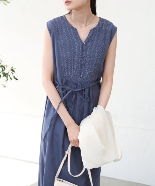 Bab(バブ)の「【S・Mサイズ展開】パネル刺繍ノースリワンピース(ワンピース・レディース・チャコールグレー/アイボリー/ダークブルー・MEDIUM/SMALL)」の3枚目の写真