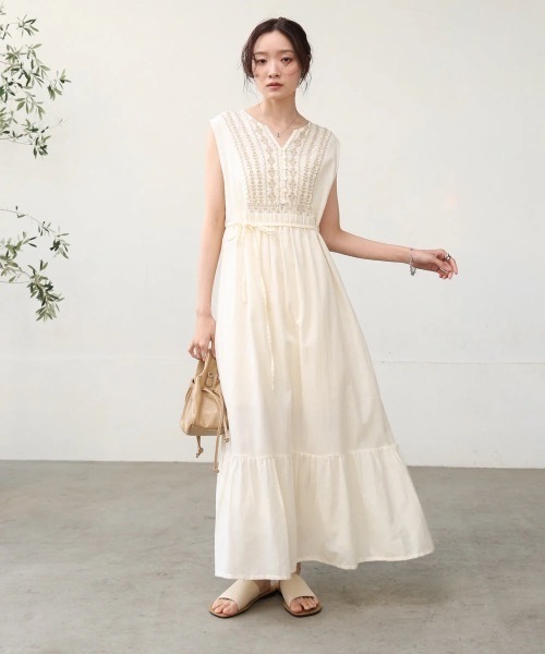 Bab(バブ)の「【S・Mサイズ展開】パネル刺繍ノースリワンピース(ワンピース・レディース・チャコールグレー/アイボリー/ダークブルー・MEDIUM/SMALL)」の1枚目の写真