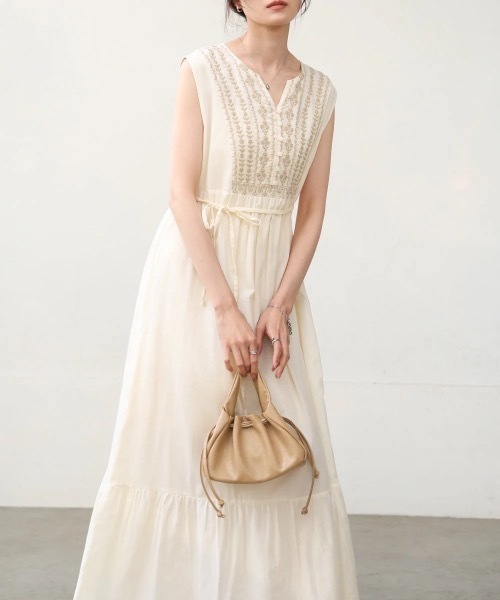 Bab(バブ)の「【S・Mサイズ展開】パネル刺繍ノースリワンピース(ワンピース・レディース・チャコールグレー/アイボリー/ダークブルー・MEDIUM/SMALL)」の5枚目の写真