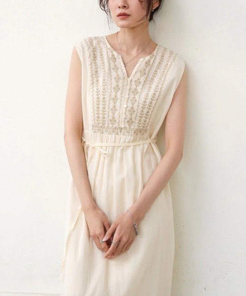 Bab(バブ)の「【S・Mサイズ展開】パネル刺繍ノースリワンピース(ワンピース・レディース・チャコールグレー/アイボリー/ダークブルー・MEDIUM/SMALL)」の4枚目の写真