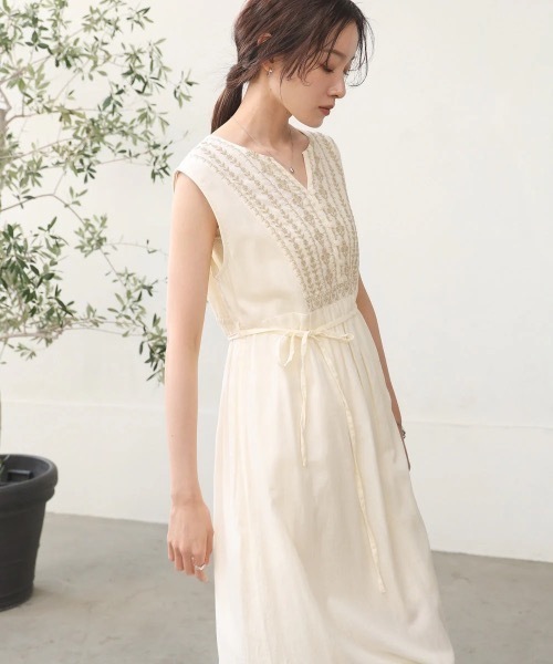 Bab(バブ)の「【S・Mサイズ展開】パネル刺繍ノースリワンピース(ワンピース・レディース・チャコールグレー/アイボリー/ダークブルー・MEDIUM/SMALL)」の8枚目の写真