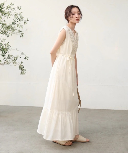 Bab(バブ)の「【S・Mサイズ展開】パネル刺繍ノースリワンピース(ワンピース・レディース・チャコールグレー/アイボリー/ダークブルー・MEDIUM/SMALL)」の9枚目の写真