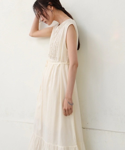 Bab(バブ)の「【S・Mサイズ展開】パネル刺繍ノースリワンピース(ワンピース・レディース・チャコールグレー/アイボリー/ダークブルー・MEDIUM/SMALL)」の10枚目の写真