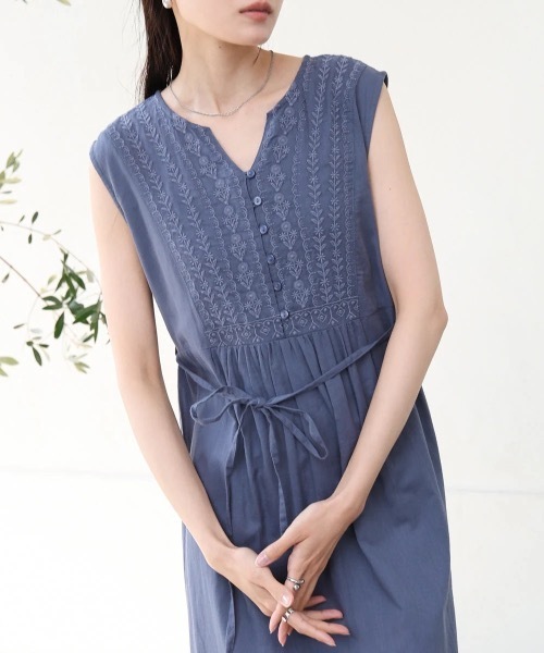 Bab(バブ)の「【S・Mサイズ展開】パネル刺繍ノースリワンピース(ワンピース・レディース・チャコールグレー/アイボリー/ダークブルー・MEDIUM/SMALL)」の20枚目の写真