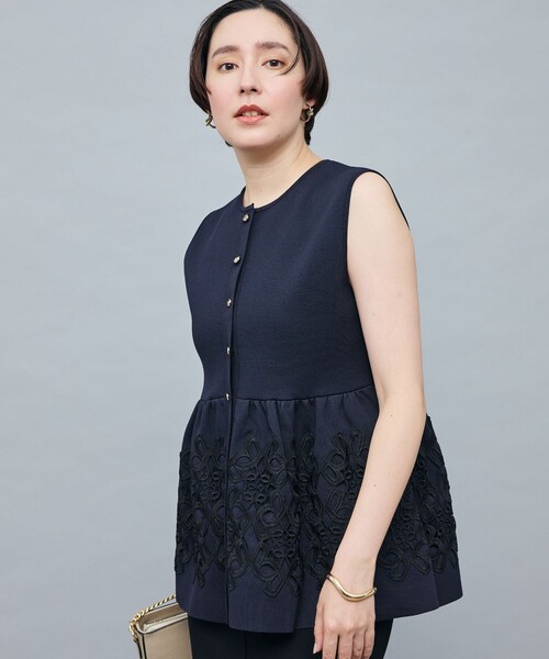NOLLEY’S（ノーリーズ）の「レース付きペプラムベスト（ベスト・レディース・ネイビー/ブラック/キャメル・38）」の2枚目の写真