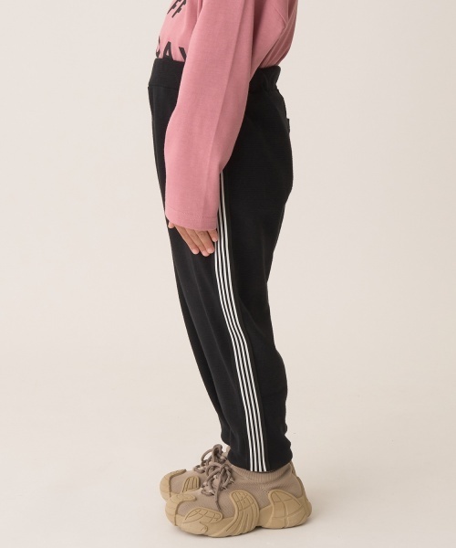 b・ROOM（ビールーム）の「【ともパン】サイドラインテーパードパンツ（その他パンツ・キッズ・グレイッシュベージュ/ブラック/モスグリーン/Moca/ダークグレー・100cm/110cm/140cm/130cm/120cm）」の2枚目の写真