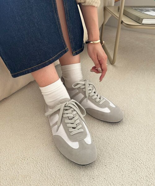 DISCOAT（ディスコート）の「スエード調サテンバレエスニーカー（スニーカー・レディース・ライトグレー/ブラウン/ピンク/ブラック/アイボリー・MEDIUM/LARGE）」の4枚目の写真