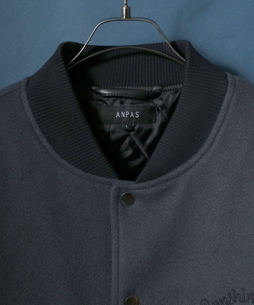 ANPAS(アンパス)の「ANPAS Exclusive Melton Varsity Jacket with One-Point Logo Embroidery /アンパス別注 ワンポイントロゴ刺繍 メルトン スタジャン メンズ レディース ユニセックス アウター ブルゾン(スタジャン・メンズ・ブラック/チャコール・M/L/LL)」の22枚目の写真