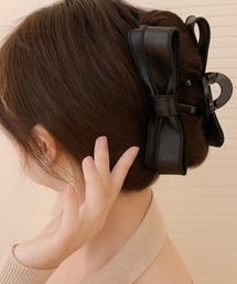 VIBGYOR（ヴィブジョー）の「【IZU】 フェイクレザーリボンバンスクリップ／大人モードな艶感ヘアアクセ（バレッタ/ヘアクリップ）」