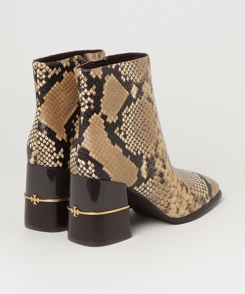 TORY BURCH（トリーバーチ）の「スネイク エンボス レザー アンクルブーツ（ブーツ・レディース・ベージュ系・22.5cm/23cm/23.5cm/24cm/24.5cm/25cm）」の3枚目の写真