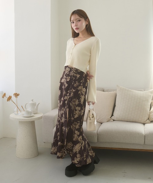 Ambre Neige(アンブルネージュ)の「gold flare button sleeve knit cardigan / ゴールドボタンフレアスリーブニットカーディガン(カーディガン/ボレロ・レディース・ブラック/ボルドー/アイボリー・FREE)」の12枚目の写真
