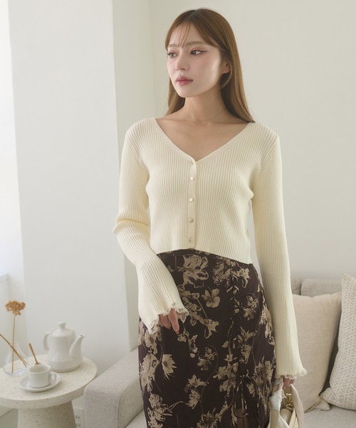 Ambre Neige(アンブルネージュ)の「gold flare button sleeve knit cardigan / ゴールドボタンフレアスリーブニットカーディガン(カーディガン/ボレロ・レディース・ブラック/ボルドー/アイボリー・FREE)」の19枚目の写真