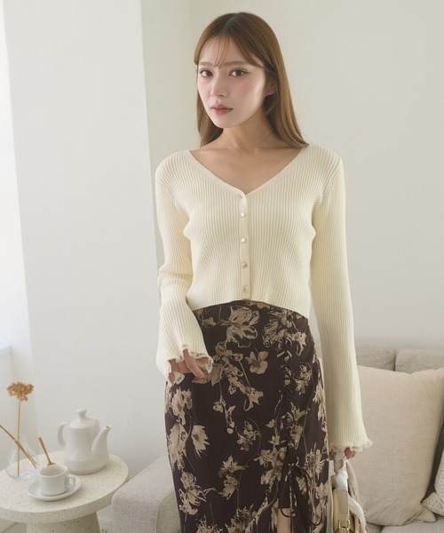 Ambre Neige(アンブルネージュ)の「gold flare button sleeve knit cardigan / ゴールドボタンフレアスリーブニットカーディガン(カーディガン/ボレロ・レディース・ブラック/ボルドー/アイボリー・FREE)」の20枚目の写真