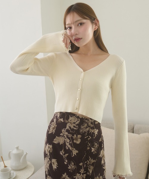 Ambre Neige(アンブルネージュ)の「gold flare button sleeve knit cardigan / ゴールドボタンフレアスリーブニットカーディガン(カーディガン/ボレロ・レディース・ブラック/ボルドー/アイボリー・FREE)」の18枚目の写真