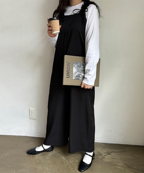 ReRe(リリ)の「ワイドパンツフリルサロペット(サロペット/オーバーオール・レディース・ブラック/オリーブ/グレー・MEDIUM)」の2枚目の写真