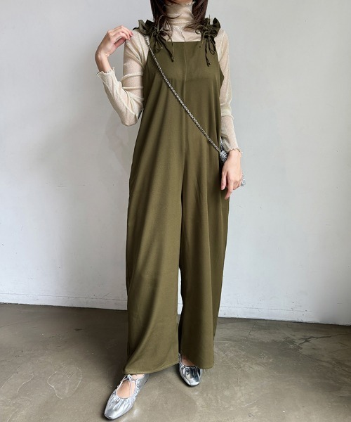 ReRe(リリ)の「ワイドパンツフリルサロペット(サロペット/オーバーオール・レディース・ブラック/オリーブ/グレー・MEDIUM)」の4枚目の写真