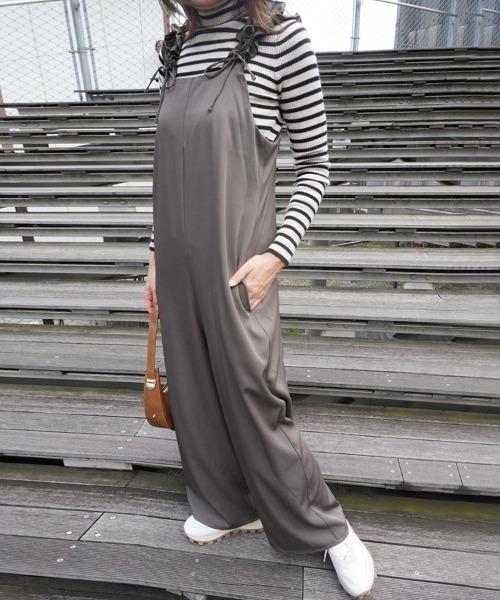 ReRe(リリ)の「ワイドパンツフリルサロペット(サロペット/オーバーオール・レディース・ブラック/オリーブ/グレー・MEDIUM)」の8枚目の写真