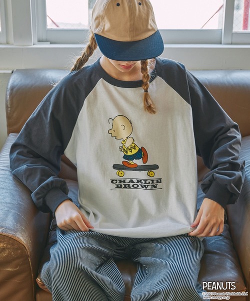 PEANUTS（ピーナッツ）の「【PEANUTS / SNOOPY】別注 ピーナッツ スヌーピー ヴィンテージプリントリンガー長袖Tシャツ（Tシャツ/カットソー・レディース・ネイビー系2/ネイビー系/チャコールグレー/ブラック系/スミクロ/ネイビー・FREE）」の3枚目の写真
