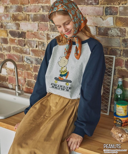 PEANUTS（ピーナッツ）の「【PEANUTS / SNOOPY】別注 ピーナッツ スヌーピー ヴィンテージプリントリンガー長袖Tシャツ（Tシャツ/カットソー・レディース・ネイビー系2/ネイビー系/チャコールグレー/ブラック系/スミクロ/ネイビー・FREE）」の6枚目の写真
