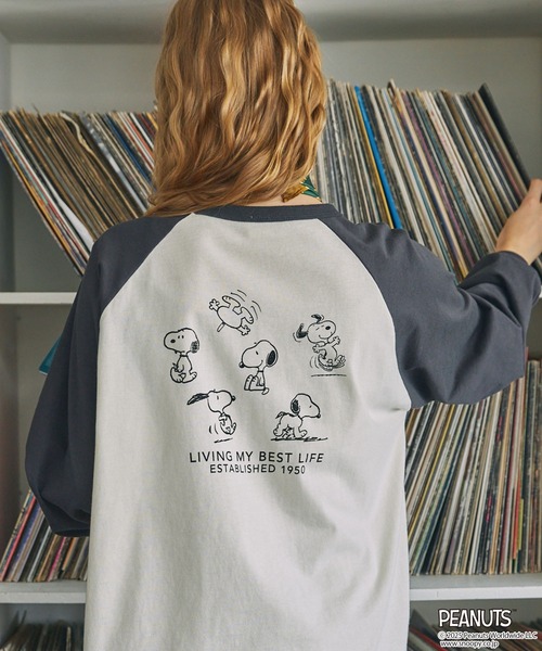 PEANUTS（ピーナッツ）の「【PEANUTS / SNOOPY】別注 ピーナッツ スヌーピー ヴィンテージプリントリンガー長袖Tシャツ（Tシャツ/カットソー・レディース・ネイビー系2/ネイビー系/チャコールグレー/ブラック系/スミクロ/ネイビー・FREE）」の2枚目の写真