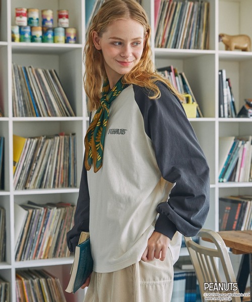 PEANUTS（ピーナッツ）の「【PEANUTS / SNOOPY】別注 ピーナッツ スヌーピー ヴィンテージプリントリンガー長袖Tシャツ（Tシャツ/カットソー・レディース・ネイビー系2/ネイビー系/チャコールグレー/ブラック系/スミクロ/ネイビー・FREE）」の12枚目の写真