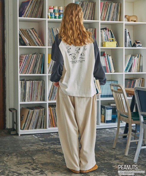 PEANUTS（ピーナッツ）の「【PEANUTS / SNOOPY】別注 ピーナッツ スヌーピー ヴィンテージプリントリンガー長袖Tシャツ（Tシャツ/カットソー・レディース・ネイビー系2/ネイビー系/チャコールグレー/ブラック系/スミクロ/ネイビー・FREE）」の19枚目の写真