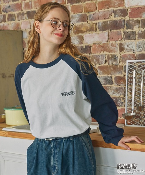 PEANUTS(ピーナッツ)の「【PEANUTS / SNOOPY】別注 ピーナッツ スヌーピー ヴィンテージプリントリンガー長袖Tシャツ(Tシャツ/カットソー・レディース・ネイビー系2/ネイビー系/チャコールグレー/ブラック系/スミクロ/ネイビー・FREE)」の10枚目の写真