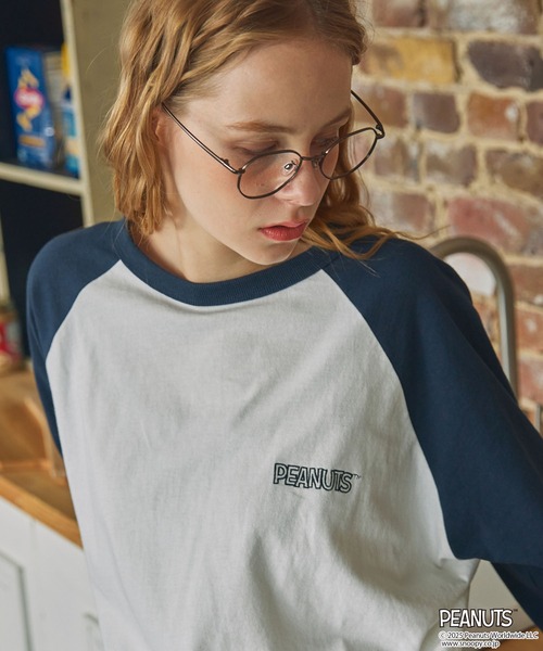PEANUTS(ピーナッツ)の「【PEANUTS / SNOOPY】別注 ピーナッツ スヌーピー ヴィンテージプリントリンガー長袖Tシャツ(Tシャツ/カットソー・レディース・ネイビー系2/ネイビー系/チャコールグレー/ブラック系/スミクロ/ネイビー・FREE)」の11枚目の写真