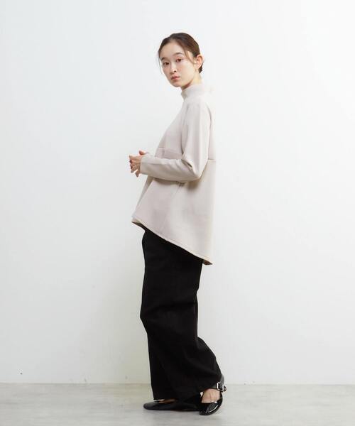LOGEMENT DE CLAIRE(ロジュモンドクレール)の「ハイネックペプラムカットプルオーバー(Tシャツ/カットソー・レディース・オフホワイト/ブラック/グレイッシュベージュ・FREE)」の5枚目の写真