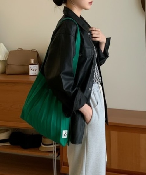 cammie(キャミー)の「フェイクレザーシャツ(シャツ/ブラウス・レディース・ブラック/ブラウン・L/M)」の3枚目の写真