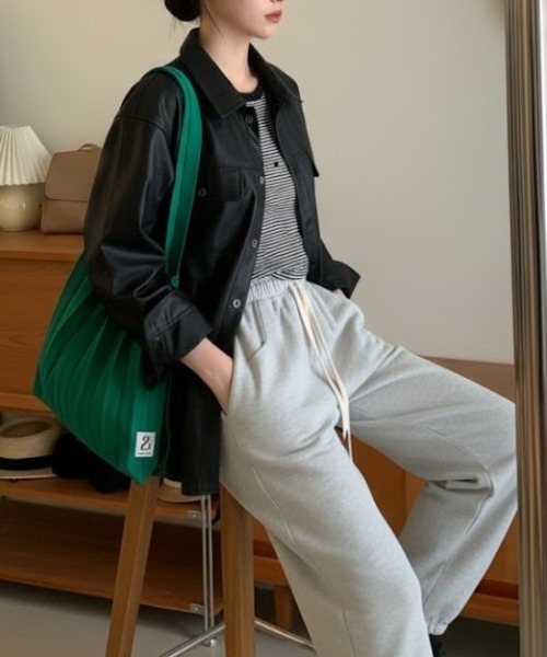 cammie(キャミー)の「フェイクレザーシャツ(シャツ/ブラウス・レディース・ブラック/ブラウン・L/M)」の4枚目の写真